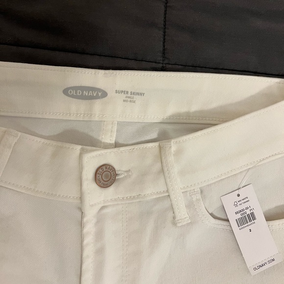 NWT Old Navy size 2 Rockstar mid-rise white skinny jeans - NWT Brand new - Picture 3 of 6